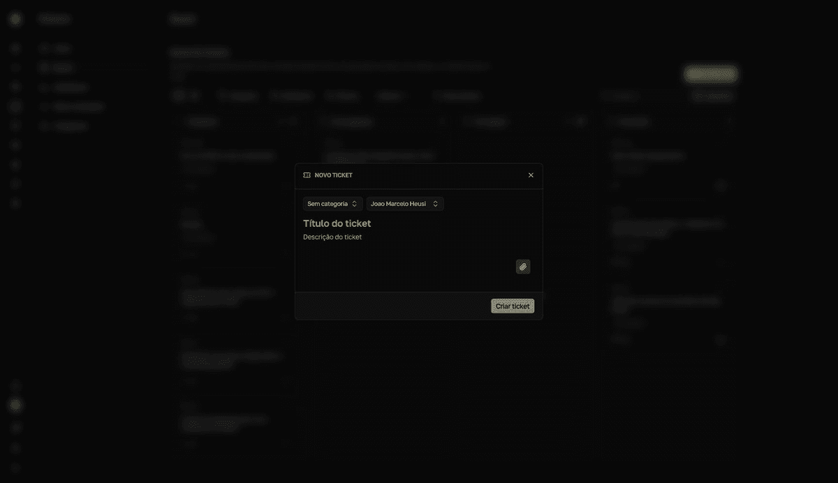 El formulario Novo ticket con el selector de categoría, los campos de título y descripción y el área de adjuntos.