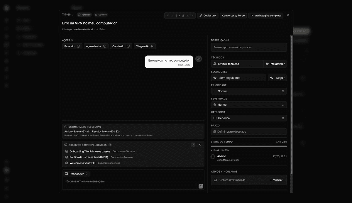 El detalle de un ticket con el chat a la izquierda y, a la derecha, la descripción, los campos de triaje, los adjuntos y la línea de tiempo.