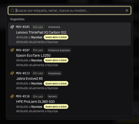 Búsqueda de activos dentro de un ticket, con portátil, impresora, auriculares y servidor etiquetados con quién lo abrió.
